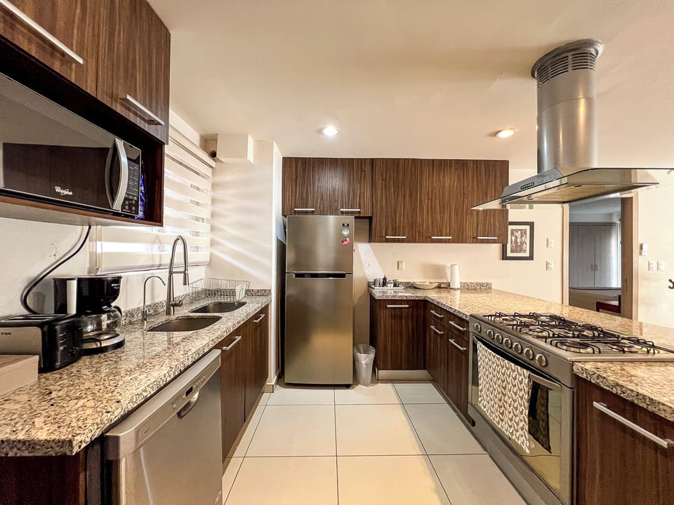Luxury Apartment, 2 Bedrooms, Kitchen, Garden View | Private kitchen | Electric kettle