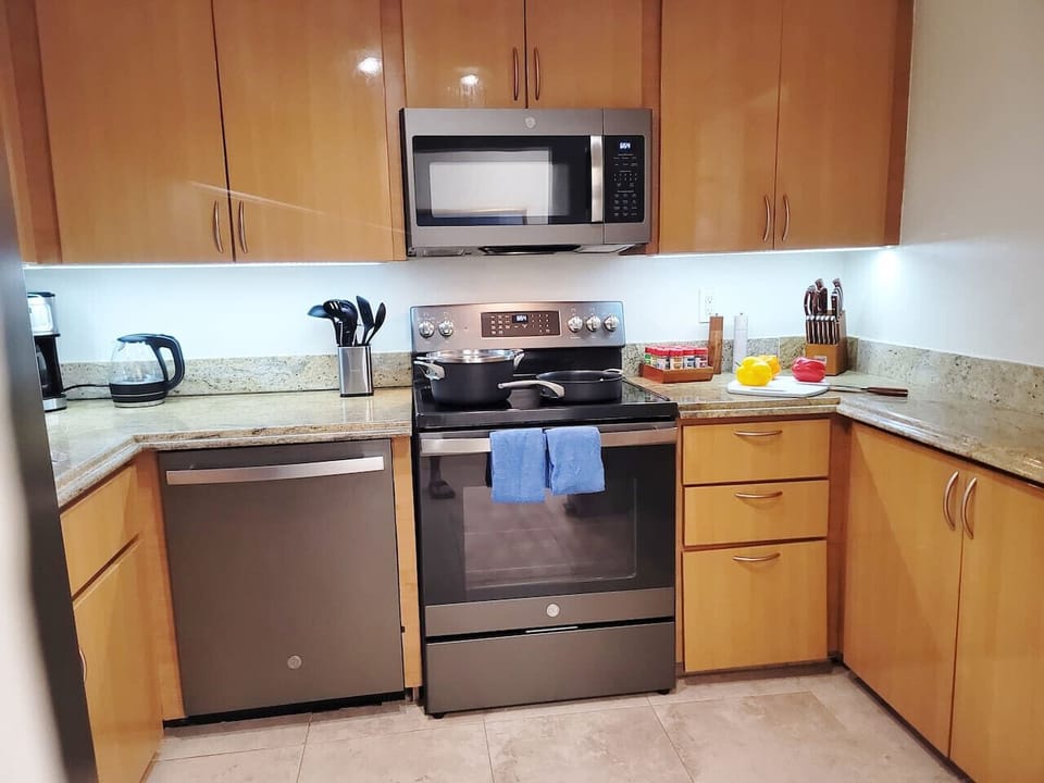 Filtered H2O & ice refrigerator, 2 bowl sink, dishwasher, drip & K-cup style coffee maker, tea kettle  4 burner stovetop w/oven, built in microwave, toaster, crockpot, blender, cookware & utensils. cooking your catch at the Island life!