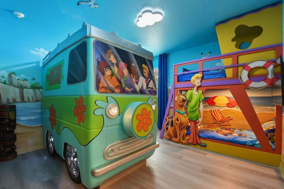 Groovy beach vibes and Scooby-Doo fun: A bunk bed that’s a beachside adventure