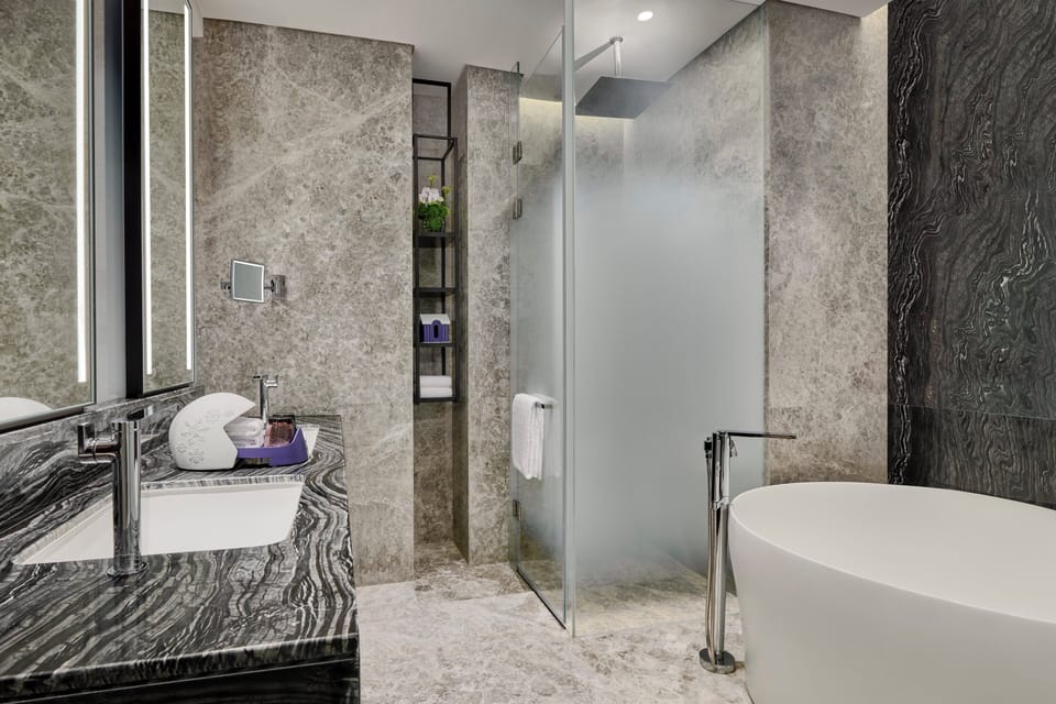 Suite (Paradise) | Bathroom | Hair dryer, bathrobes, slippers, towels