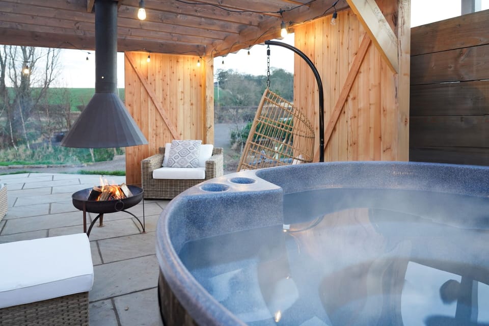 Hot Tub / whirlpool bath (Outdoor)