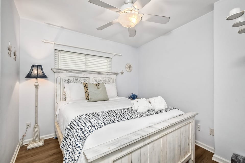 Ground floor bedroom with a queen sized bed