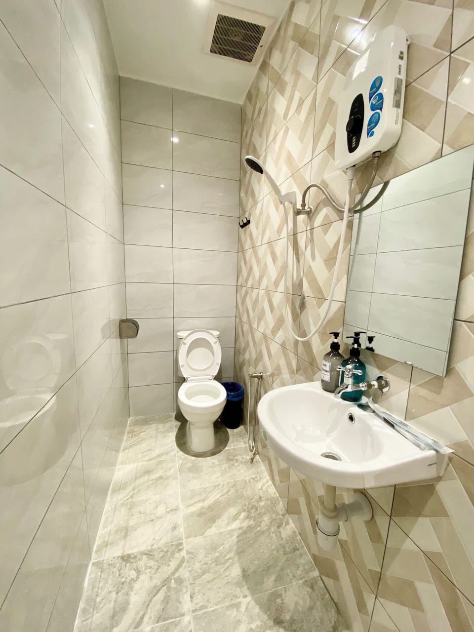 Standard Double Room | Bathroom | Shower, free toiletries, hair dryer, bidet