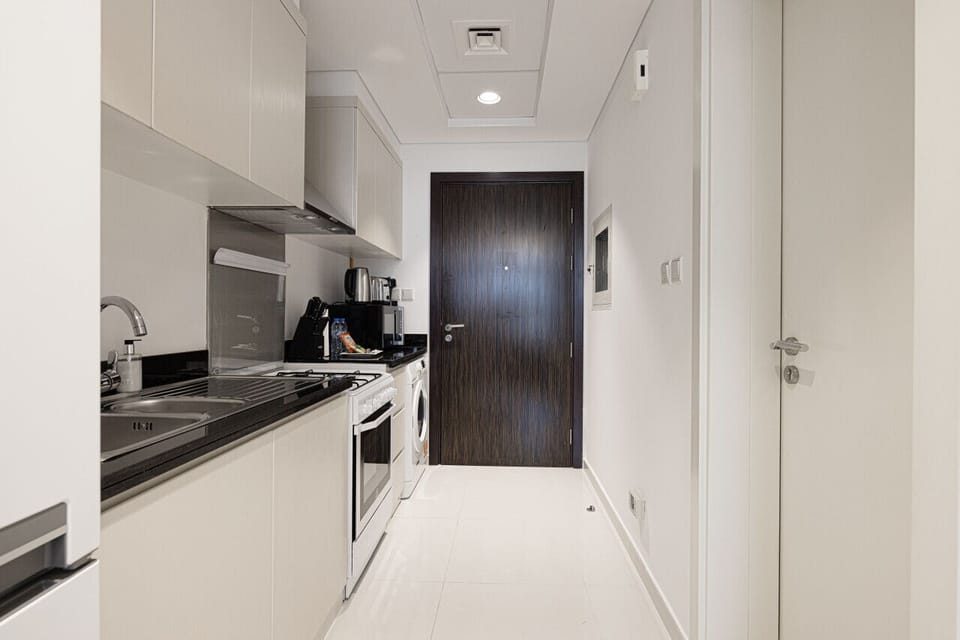 Fully Equipped Kitchenette – Includes stove, fridge, microwave, and essentials