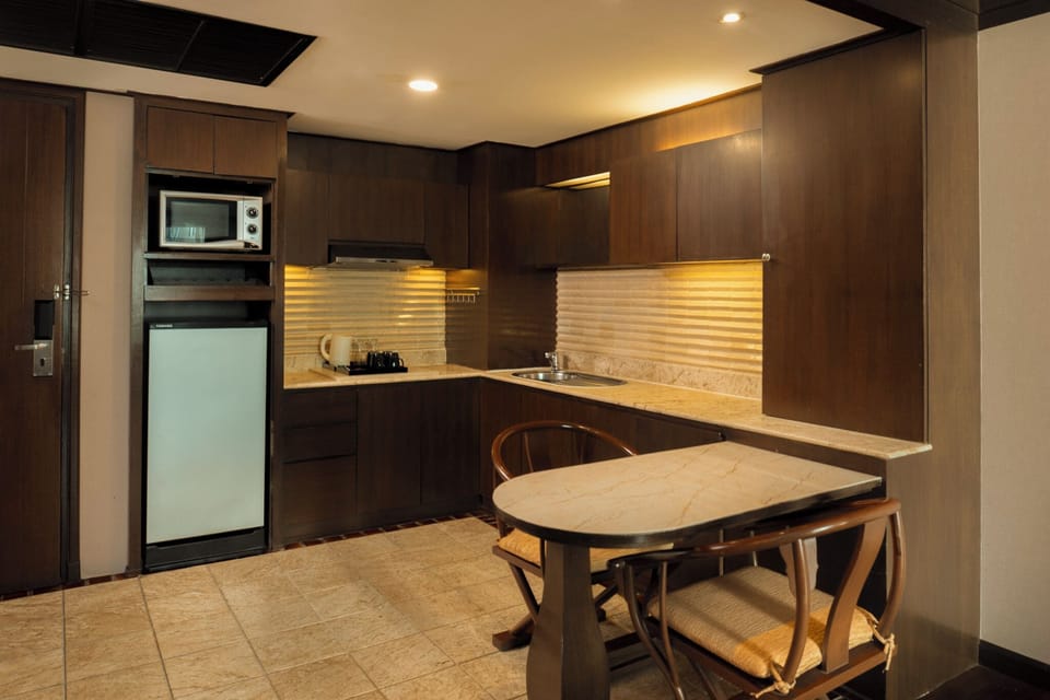 Davis Two-Bedrooms Suite (Main Wing) | Private kitchen | Full-size fridge, coffee/tea maker, electric kettle, paper towels