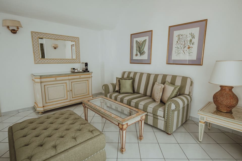 Suite Giardino | Living area | Flat-screen TV