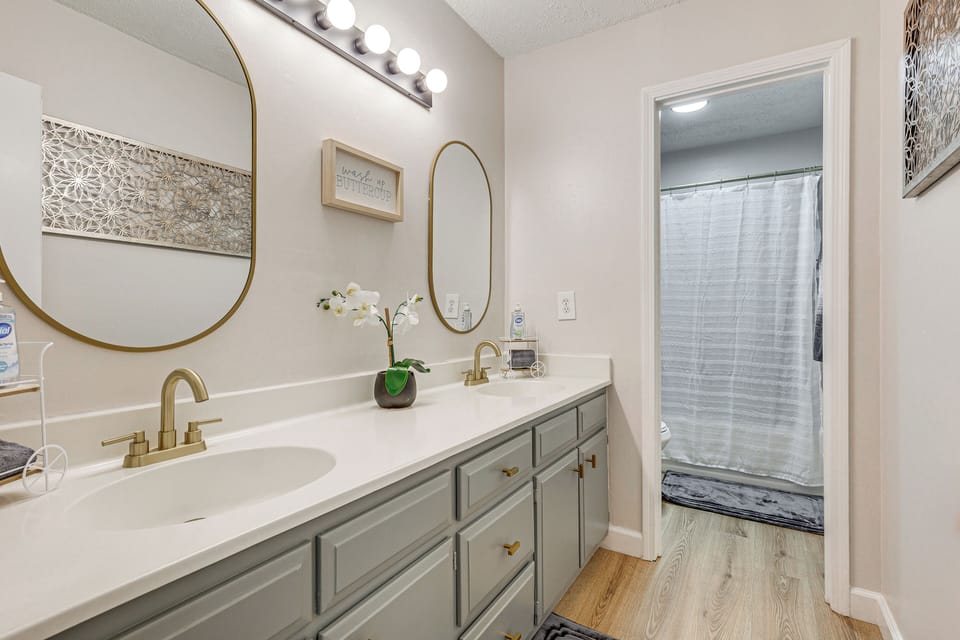 Full Bathroom | 2nd Floor