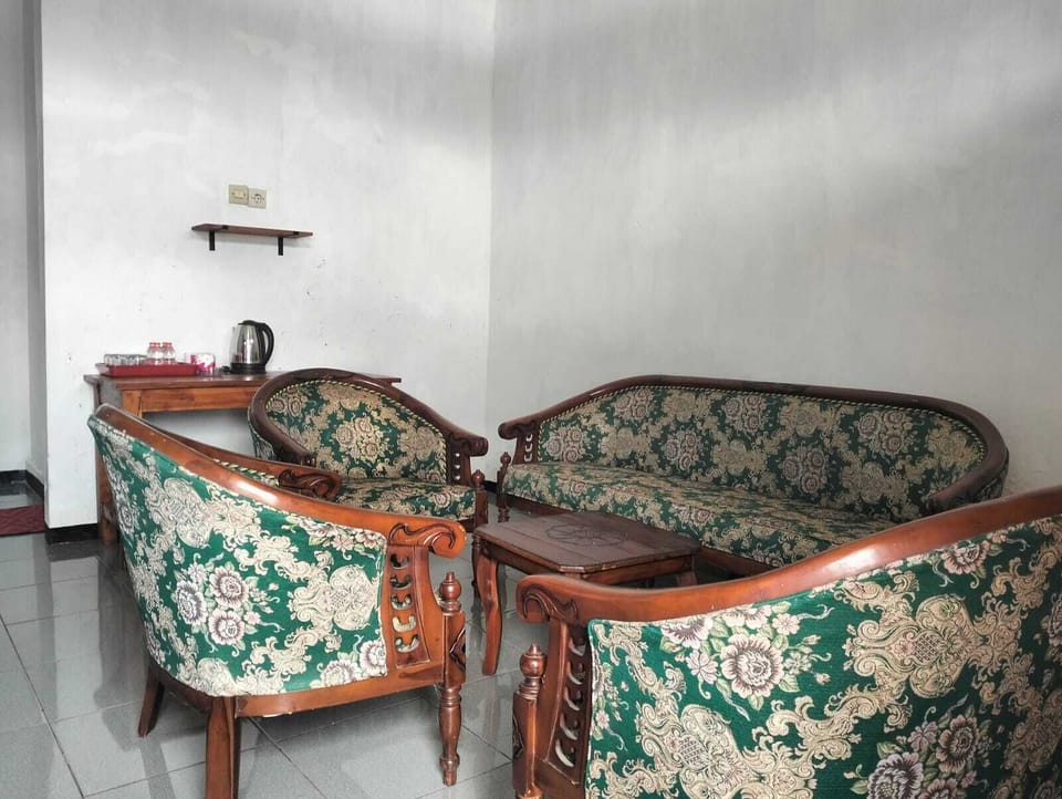 Family Room | Desk, bed sheets