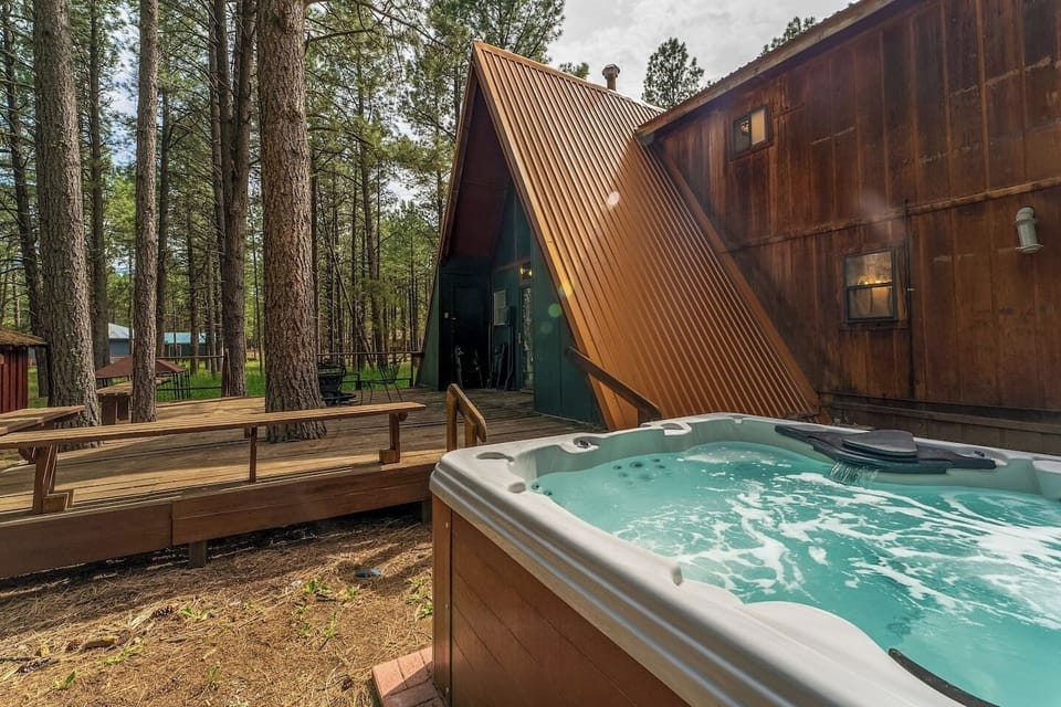 Large, 2,952 sqft A-frame Chalet with 7 person hot tub