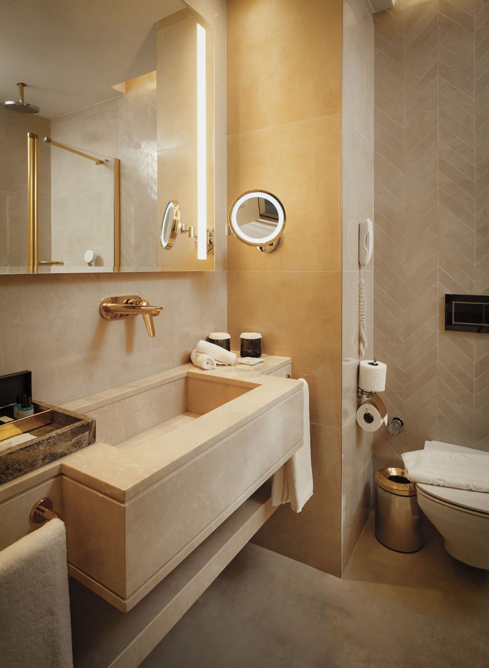 Shower, rainfall showerhead, free toiletries, hair dryer