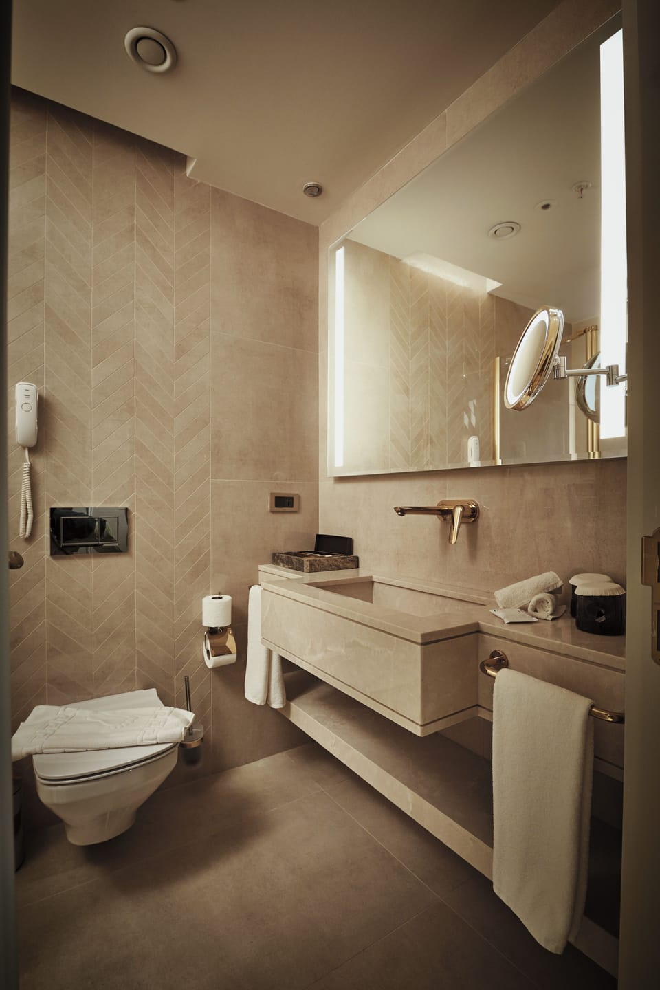 Shower, rainfall showerhead, free toiletries, hair dryer