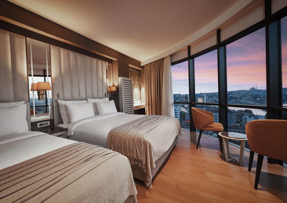 Deluxe Double Room, Sea View | Minibar, in-room safe, free WiFi, bed sheets
