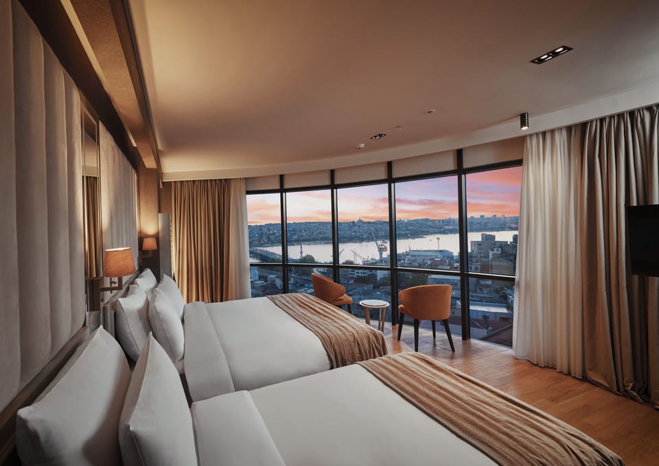 Deluxe Double Room, Sea View | Minibar, in-room safe, free WiFi, bed sheets