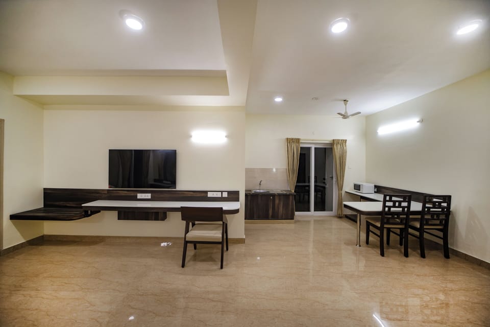 Superior Suite | Desk, laptop workspace, free WiFi, bed sheets
