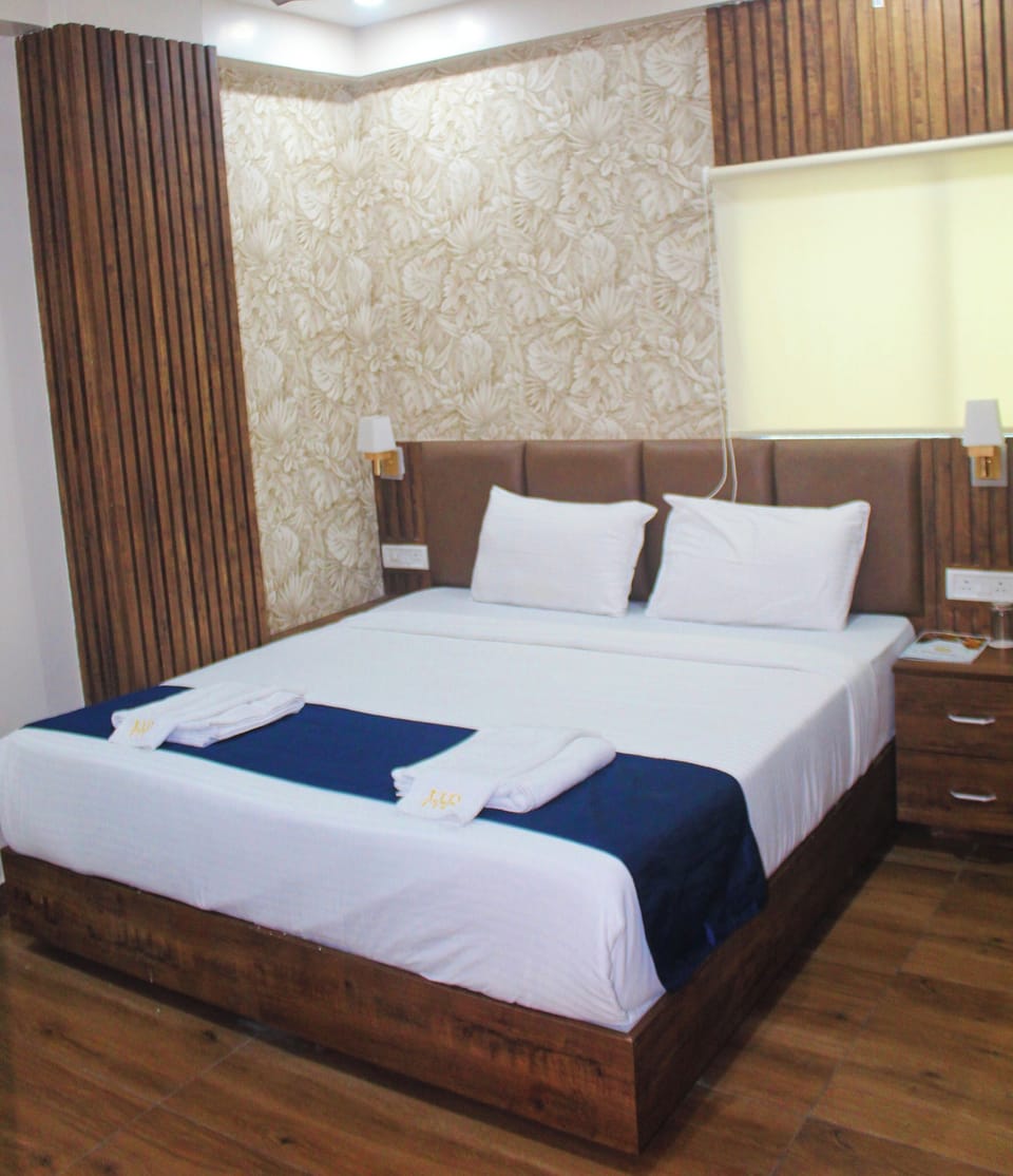 Deluxe Double Room, City View | In-room safe, desk, laptop workspace, soundproofing