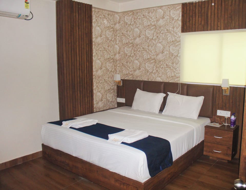 Deluxe Double Room, City View | In-room safe, desk, laptop workspace, soundproofing