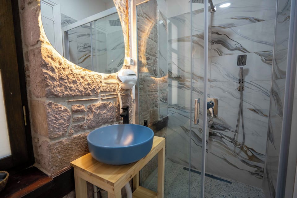 Deluxe Double Room | Bathroom | Shower, hair dryer, towels, shampoo