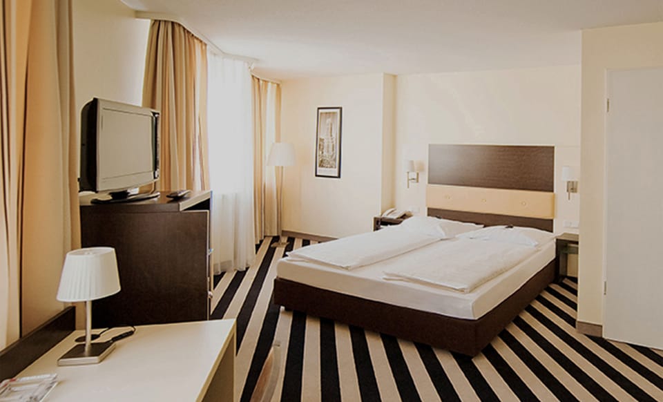 Double Large | In-room safe, desk, laptop workspace, blackout drapes