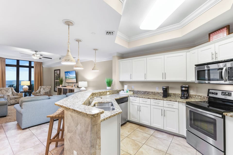 Family Condo, 3 Bedrooms, Pool Access, Beach View | Private kitchen | Fridge, microwave, oven, stovetop
