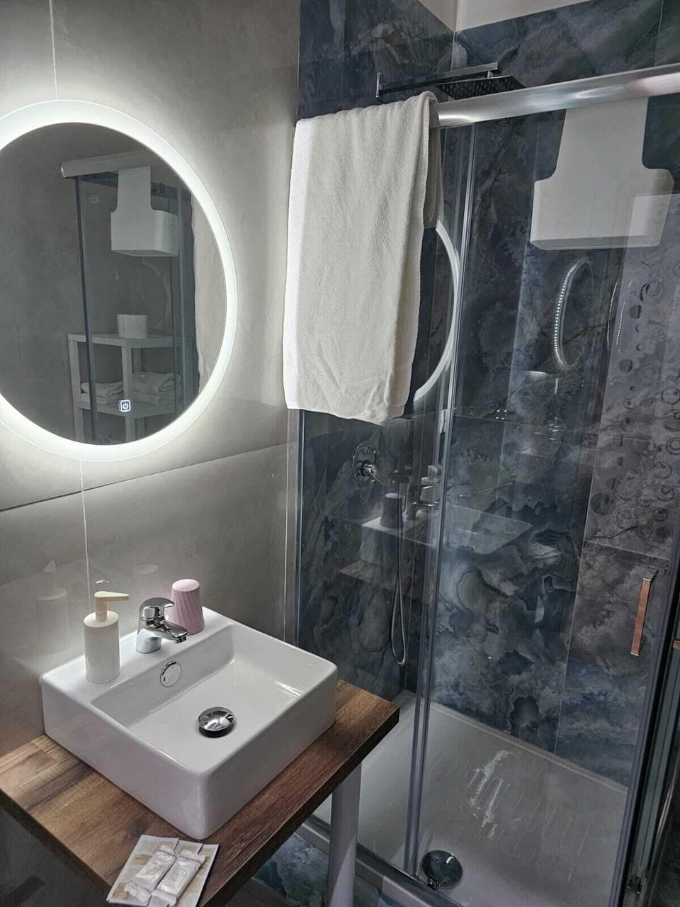 Classic Triple Room (Asso Coppe -External Private bathroom) | Bathroom | Shower, hair dryer, bidet, towels