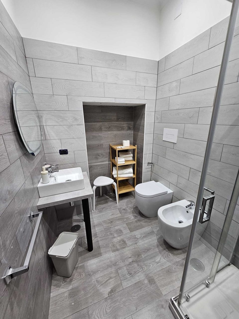 Comfort Triple Room (Asso Bastoni) | Bathroom | Shower, hair dryer, bidet, towels