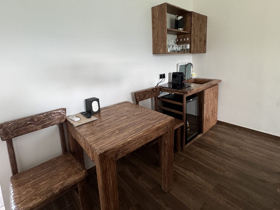 Luxury Double Room, Balcony, Mountain View | In-room dining