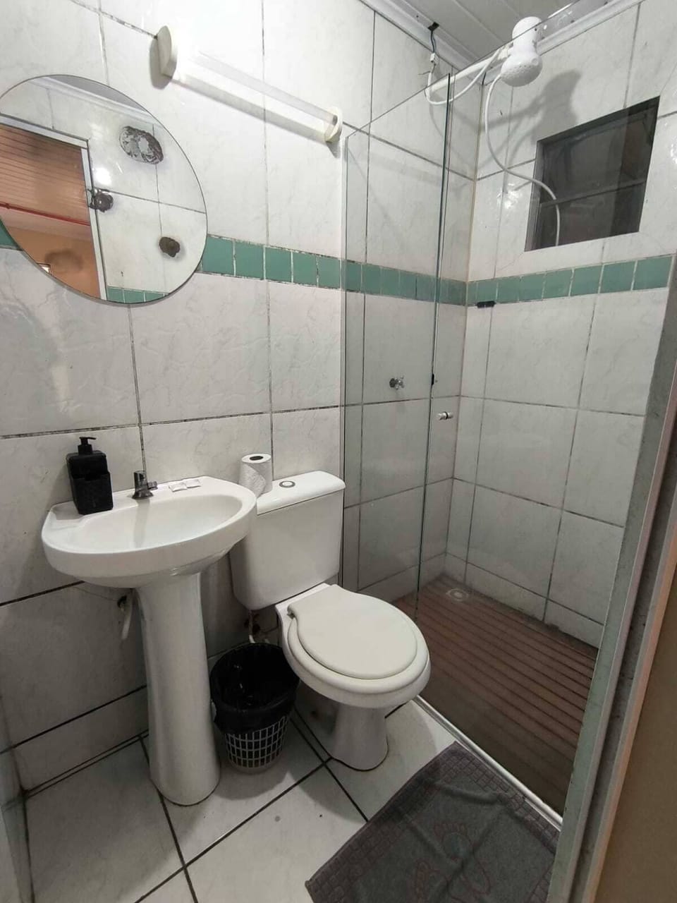 Basic Room | Bathroom | Shower, towels, toilet paper