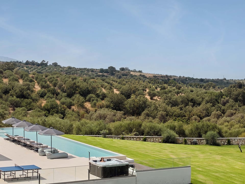 The outdoor jacuzzi is a perfectly sensual space. 
