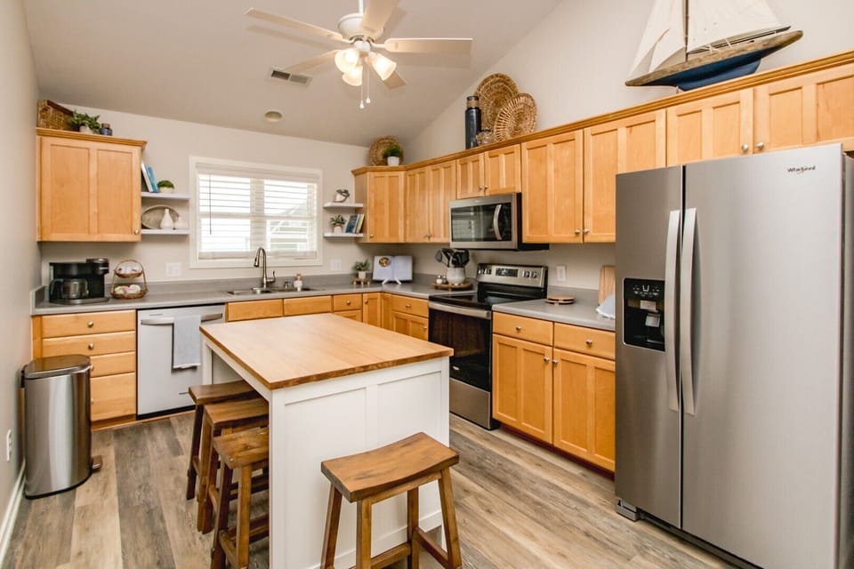 Kitchen with Eat-In Seating