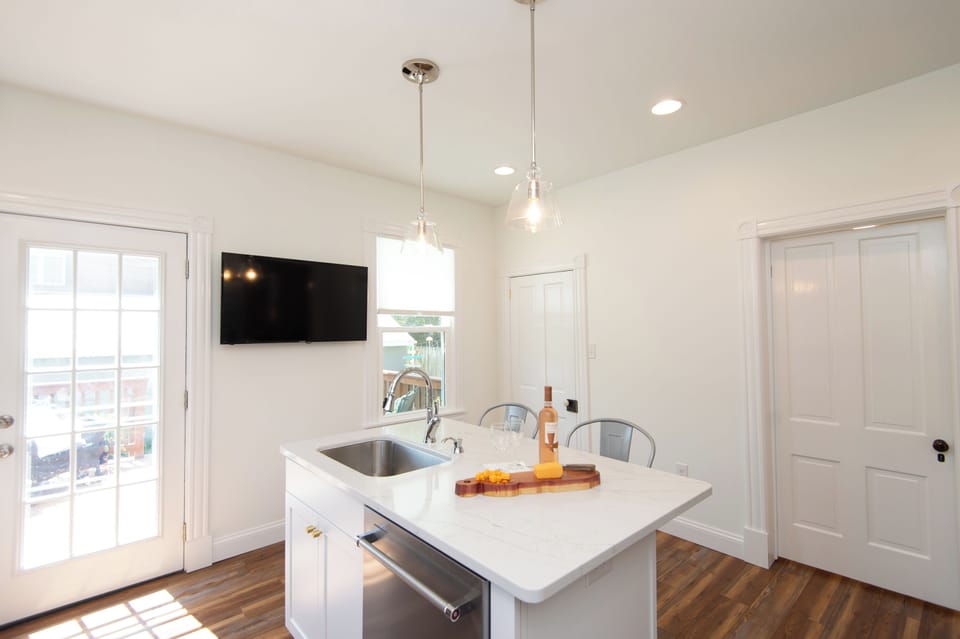 Beautiful fully stocked kitchen
