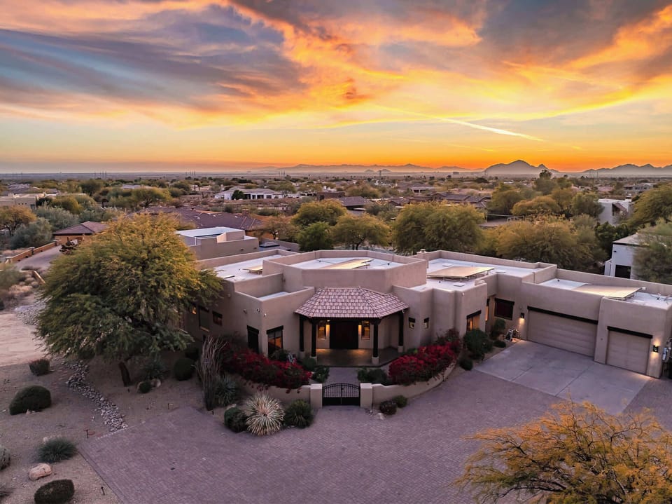 Located in one of the best area's of Scottsdale, you are within 20 minutes from Old Town Scottsdale, the airport, Paradise Valley, Camelback Mountain, tons of hiking trails, and as many golf courses as you could ever play!