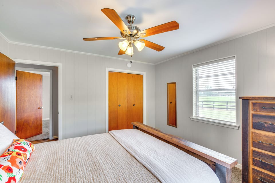Family-friendly De Kalb Getaway w/ Fire Pit! Cottage in Texas
