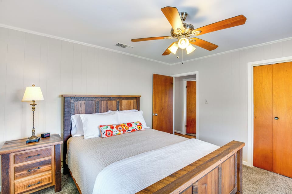 Family-friendly De Kalb Getaway w/ Fire Pit! Cottage in Texas