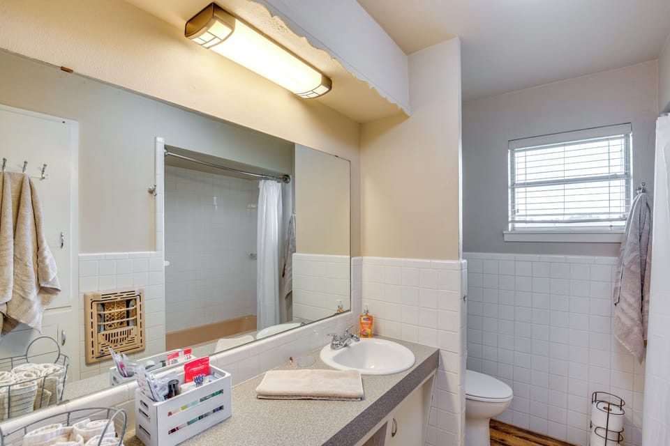 Family-friendly De Kalb Getaway w/ Fire Pit! Cottage in Texas
