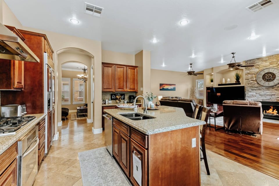 House, 6 Bedrooms | Private kitchen | Fridge, oven, coffee/tea maker, toaster