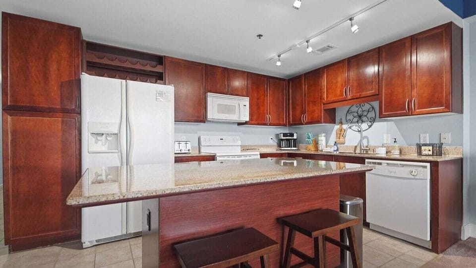 Full kitchen with breakfast bar with seating for 2/kitchen island
