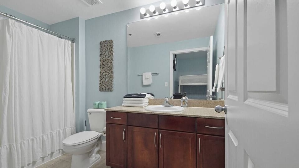 Second full bathroom off of hallway.