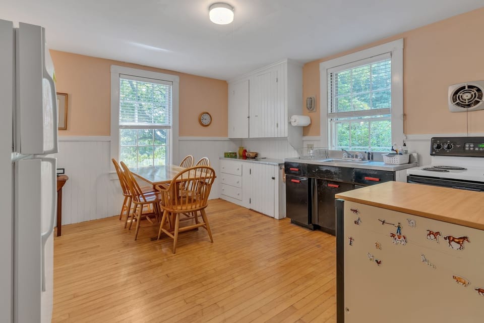 House, 4 Bedrooms | Private kitchen | Fridge, oven, coffee/tea maker, toaster