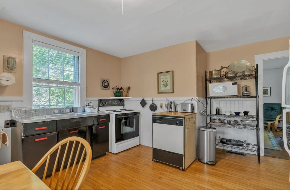 House, 4 Bedrooms | Private kitchen | Fridge, oven, coffee/tea maker, toaster