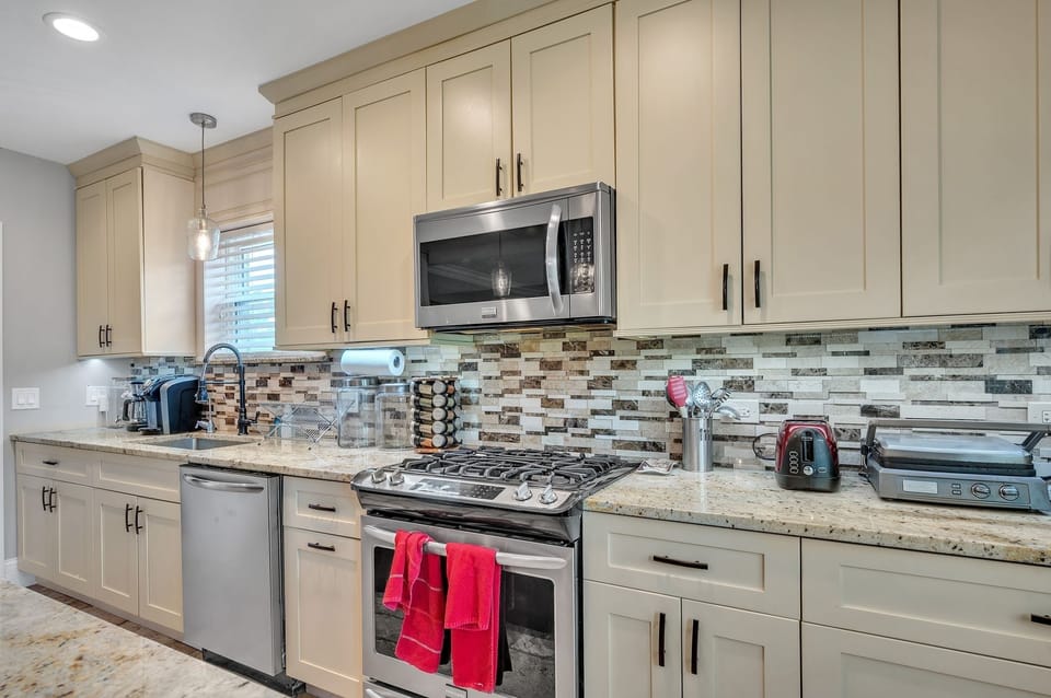 House, 5 Bedrooms | Private kitchen | Fridge, oven, coffee/tea maker, toaster