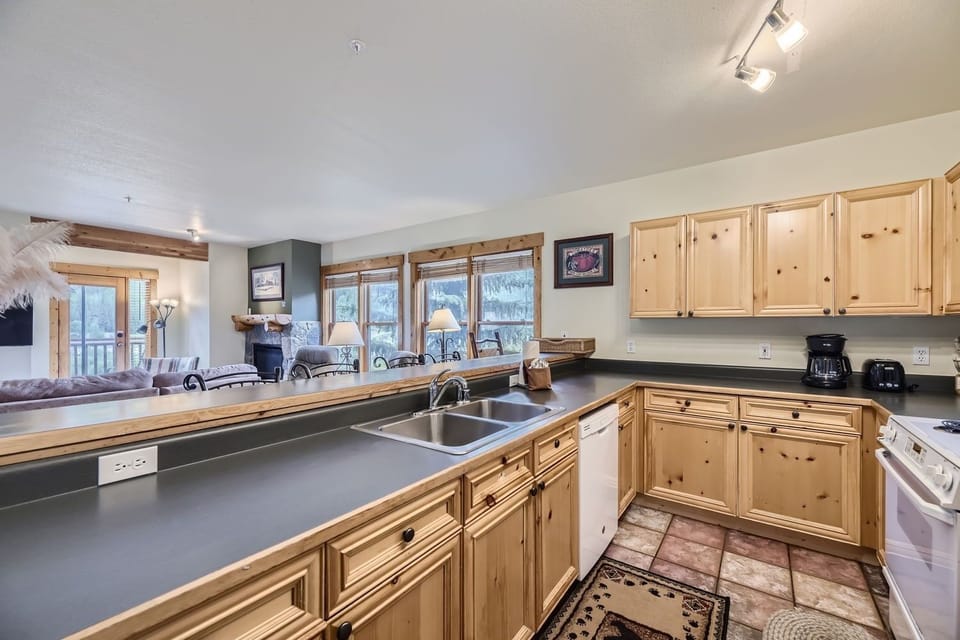 Condo, 3 Bedrooms | Private kitchen | Fridge, oven, coffee/tea maker, toaster