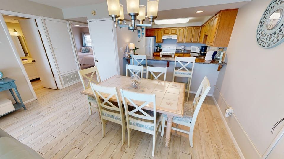 Condo, 2 Bedrooms | Dining
