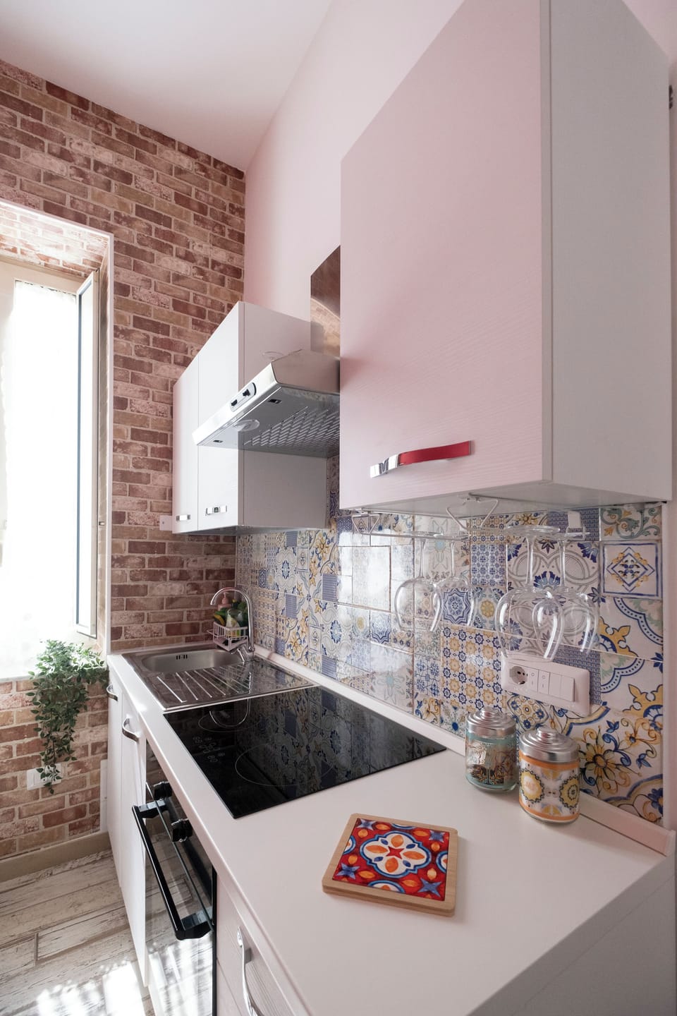 Full-size fridge, oven, stovetop, dishwasher