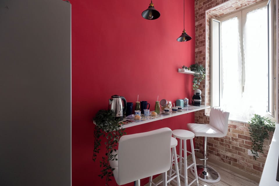 Full-size fridge, oven, stovetop, dishwasher