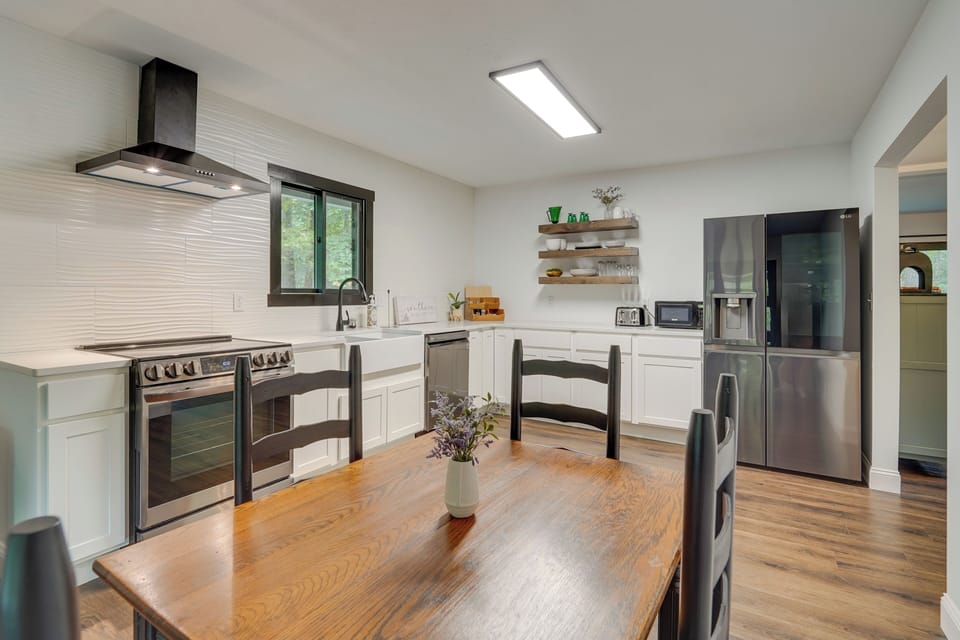 Dining Area | 1st Floor | Dishware/Flatware | Central Heating & A/C