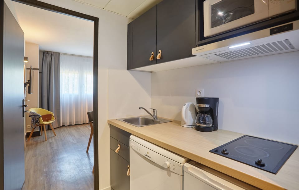 Tuck into a great snack you’ve prepared in your kitchenette. Please note that this unit DOES NOT have a dishwasher.