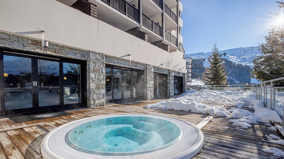 Enjoy the outdoor hot tub!