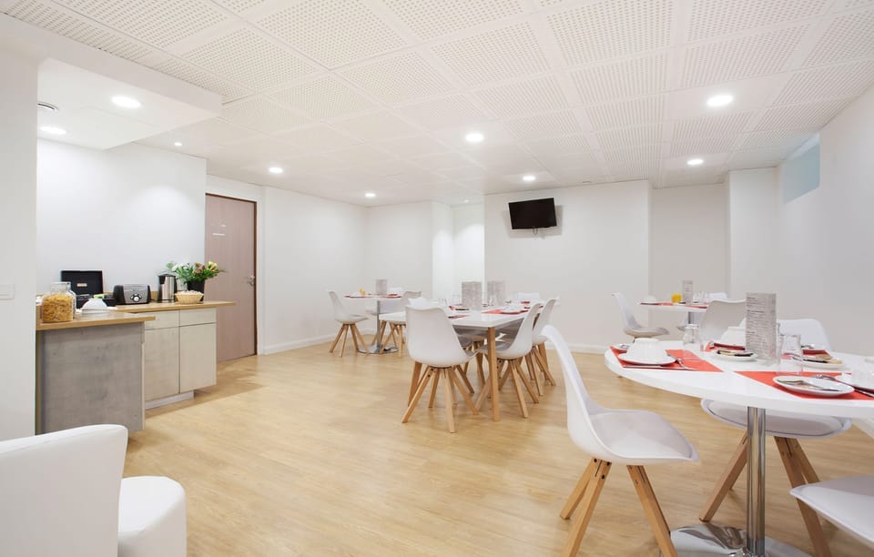 Enjoy a tasty breakfast in the breakfast room.