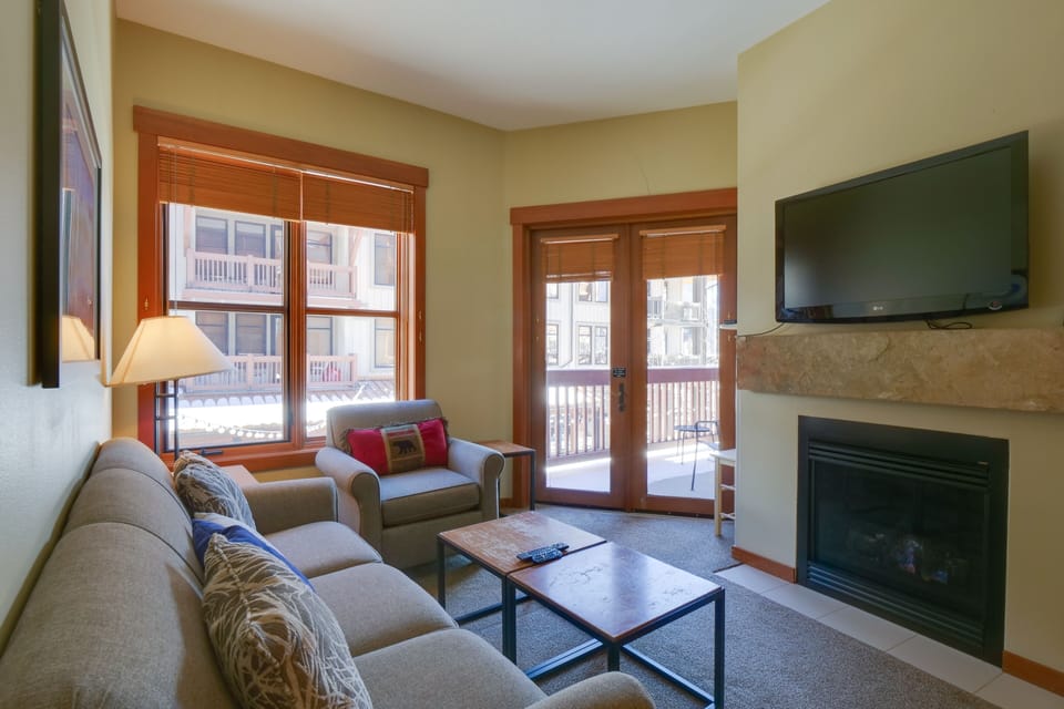 Furniture, Indoors, Living Room, Couch, Screen