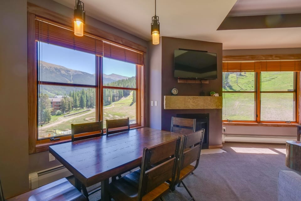 Indoors, Furniture, Table, Living Room, Floor